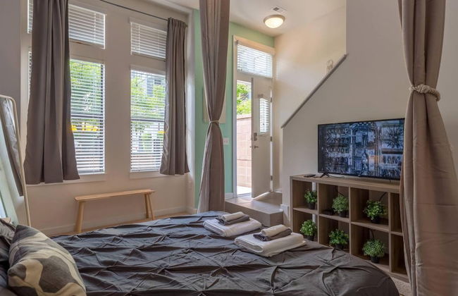 Vibrant 2-Story Apartment with Apple TV - Foto 3