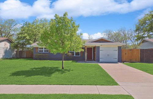 Peaceful and Relaxing Getaway w Beautiful Pool - Photo 40