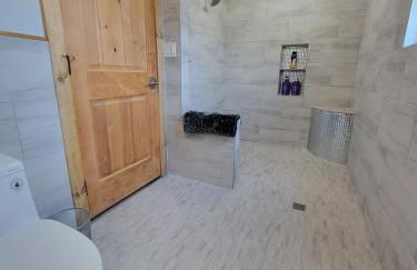 Private Retreat with Pond, Pool and Hot Tub - Photo 4