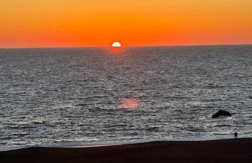 Ocean and Sunset Views - Cliff Side Cottage - Foto 2