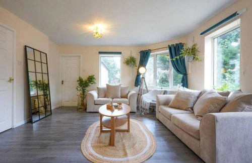 Orchard Bungalow - Sleeps 10 - Close to Town Centre - Free Parking, Pool Table, Fast Wi-Fi and Smart TV with Netflix by Yoko Property - Foto 6