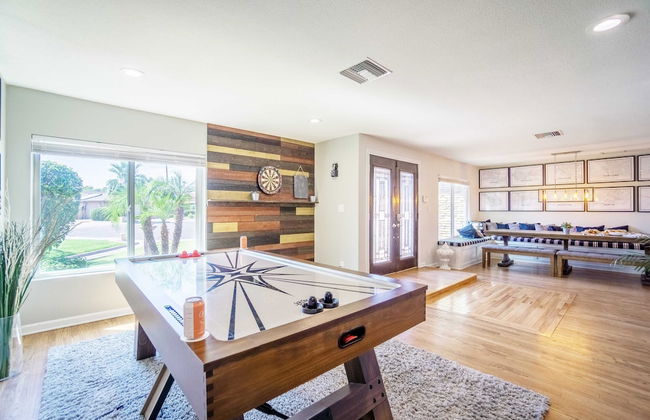 Sereno Ranch by Avantstay Sleeps 16! Outdoor Bar/kitchen, Pool, Fire Pit & Hot Tub! - Foto 16