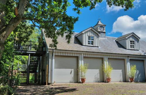 Modern and Stylish WoodHous - Photo 16