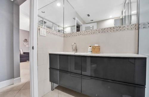 Beach Isles Modern 1BR Waterfront Apartment with Patio - Foto 42