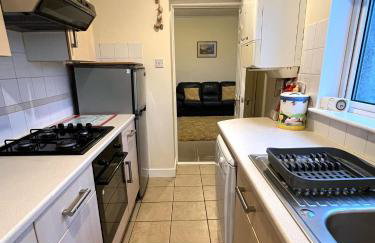 Spacious 2-Level Home by the Beach & Transport - Foto 26