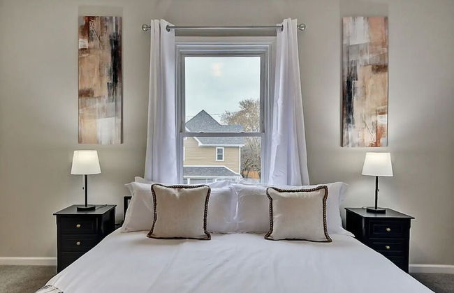 Spacious 6BR/3BA House w/ Parking! Sleeps 20! - Foto 24