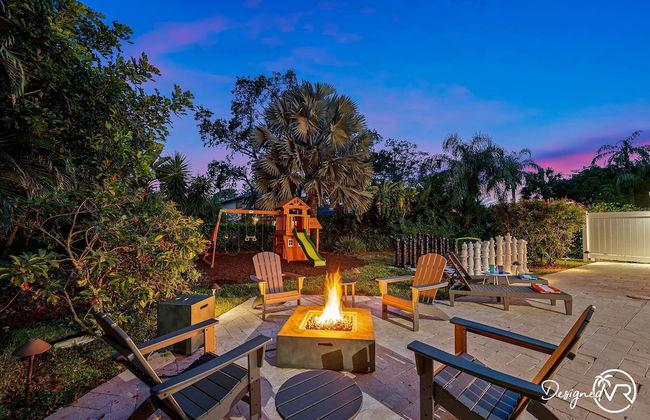 8BR Villa with Heated Pool Near Beach - Foto 80