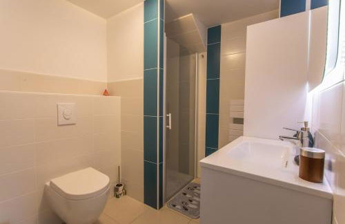 Le bélier 2nd étage avec balcon au centre ville d'Embrun climatisé - Photo 13