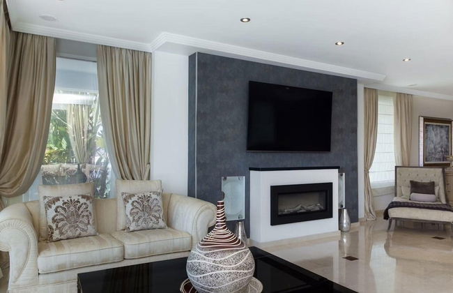 Modern Versace-themed Villa - Foto 11