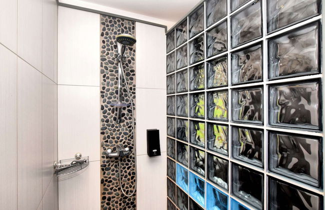 Beautiful Villa with Heated Outdoor Pool, Sauna, Hot Tub in Forest - Photo 18