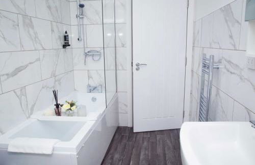 Bridge Court by Sterling Edge Apartments - Luxury Aparthotel - Stylish 1-bed Apartments - Balcony with Canal View or Private Garden - Free Parking - Foto 62