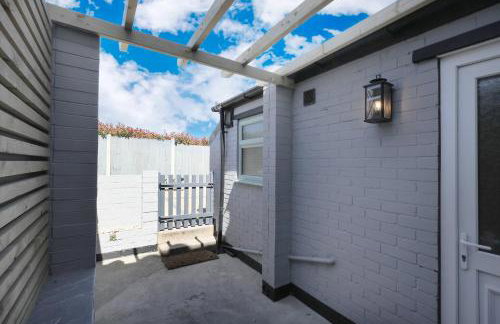 Cosy 2-Bed Home by Pink Flamingo Holdings, Perfect for Business & Groups - Photo 2