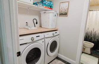 NEW! Modern Getaway - Hot Tub l Fire Pit l Pool table - Foto 28