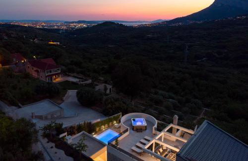 VILLA CVITA is a modern 5-bedroom villa with a Jacuzzi, a Gym and Finnish Sauna, a heated pool, and amazing views - Foto 50