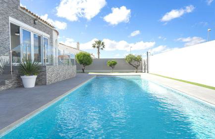 Modern Detached 4 Bed 3 Bath Villa with private pool close to all amenities - Foto 1