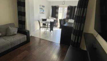 Garden Apartment nr Heathrow Airport & Elizabeth Line Train Station with Parking for 2 cars - Foto 5