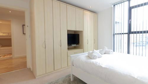 Central Gem: Cosy 2BR with Private Balcony - Foto 5, towels, wardrobe
