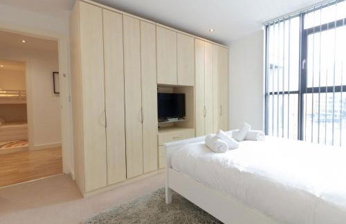 Central Gem: Cosy 2BR with Private Balcony - Foto 5