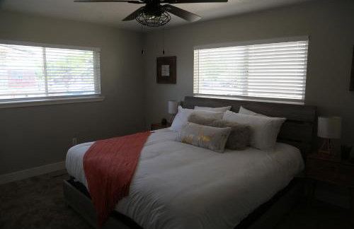 Updated 4-bedroom home centrally located - Foto 15