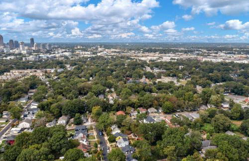 Stylish 4BR Haven: Serene Backyard and Fire Pit - Foto 94