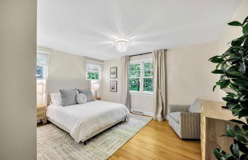 1 Story Family Home Half Mile to Beach with Patio , Grill, Office with Twin Beds, Peaceful Wooded Setting, Spacious Driveway, Garden Views, Walk to Shore, Perfect Cape Cod Getaway for Families - Foto 39