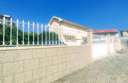 Casa com jardim privado e estacionamento no interior - Foto 1