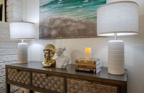 Entire Private Home with 4 Bedrooms 2 Bathrooms, Spacious, Lux King Bed, Ranch Style, Prime Area, Available Now - Photo 45