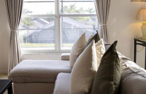 630- 3 Bedroom South facing Home with Pool Drenched in Florida Sunshine Perfect for Families - Foto 22