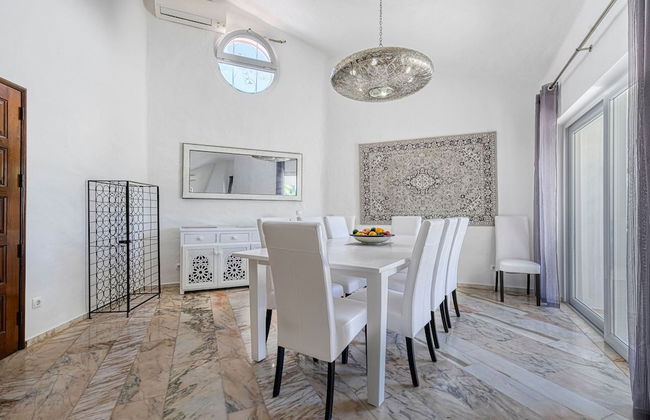 Golfinhos Magnificent Spacious 5 Bedroom Villa - Foto 46