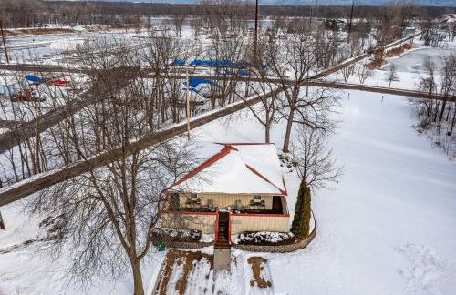 Pet-Friendly Retreat with Deck Steps to Marina! - Foto 22