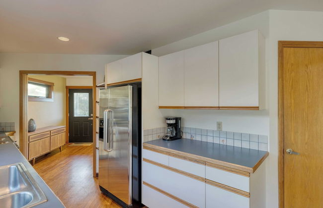 Half Block to Beach w/ Oceanview, Patio + Balcony The Shore Pine by Avantstay - Foto 15