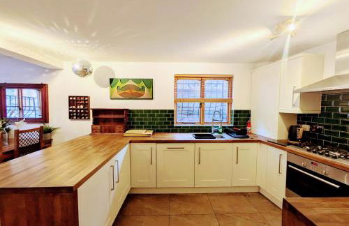 Detached House with Gated Parking in Whalley Range, Near Manchester City Centre - Foto 7