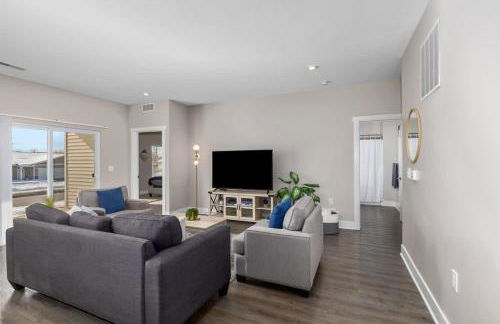 Modern 2BR & 2BA Condo with Garage & Patio - Foto 6