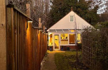 Cozy & Self Contained Garden Bungalow - Foto 1