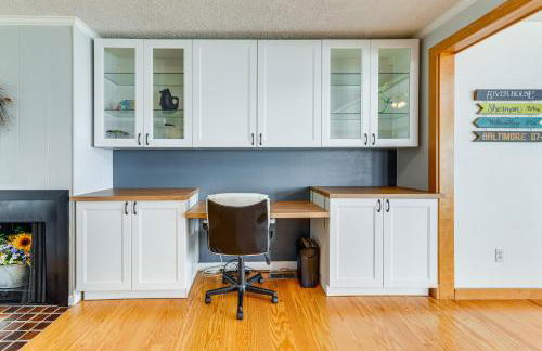 Riverfront Colonial Beach Home with Private Beach! - Foto 7