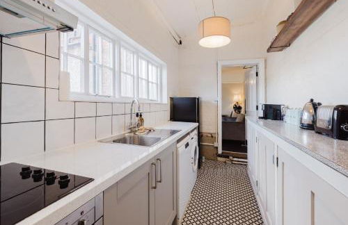 Grace's Guesthouse The Suite Room 6 - Photo 21