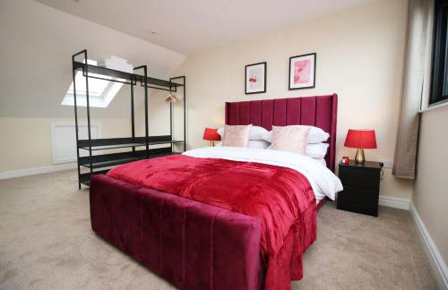 LUXURY 4 Bedroom 4 Ensuite Home in Penarth (Pool Table Games Room & BBQ Garden) with Sea Views - Photo 7