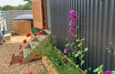 Shepherds Hut with Scandinavian Hot Tub and hydromassager - Foto 1