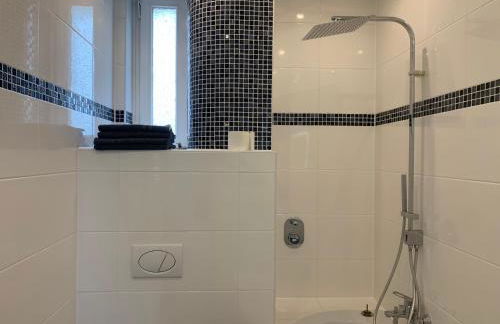 Moderne 4 Zimmer Apartment mit Bergblick Stadtzentrum Contactless Check-in - Foto 67