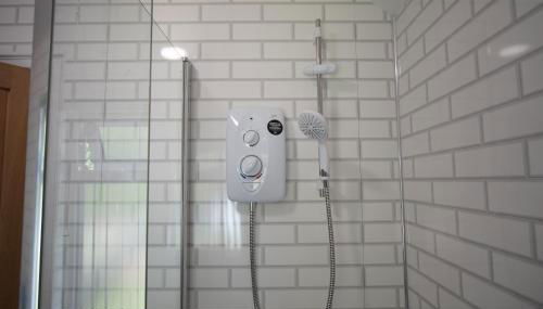 Risca Retreat - Photo 3, Shower