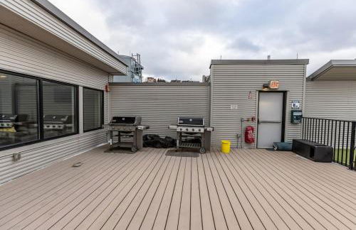 King Bed - Heart of PB - Jaw-Dropping Rooftop and Gym - Foto 32