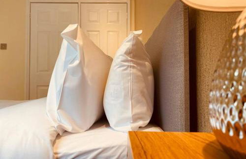 Comfy House with Parking for Multiple Vehicles - Foto 16