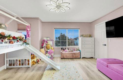 Luxe 5BR Home with Pool BBQNear Strip - Foto 3