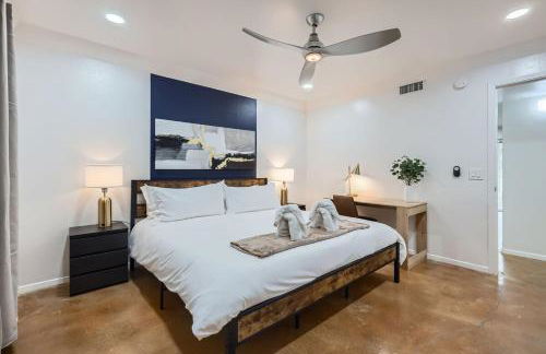 Your Airy King Suite Getaway - Sleeps 4 - Pool, Prkg - Photo 28