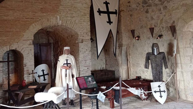 En el castillo se exponen armas y atuendos medievales