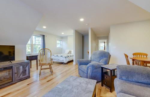 Sun-Dappled Retreat - Walk to Wickaboag Lake! - Foto 15