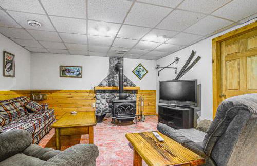 Peaceful Wautoma Retreat with Deck on 10 Acres! - Foto 18