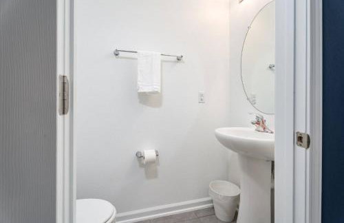 Stylish & Chic 2BR Townhome | Close 2 Bch. - Foto 20