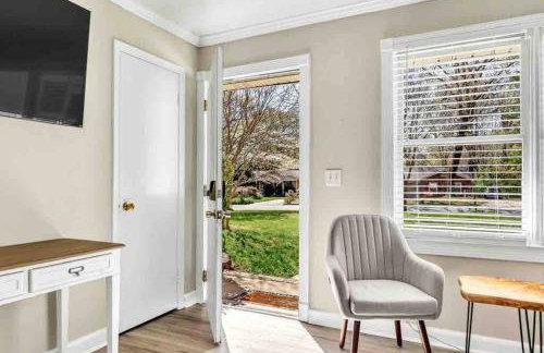 Greensboro Get-together, K Bed, Secret Playroom, central location - Foto 6