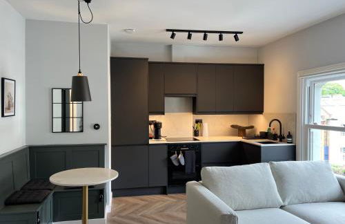 Convenient Clapham Junction Flat - Photo 1